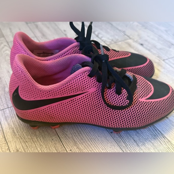 Girls Pink Nike Soccer Cleats (size 12) - Picture 6 of 7